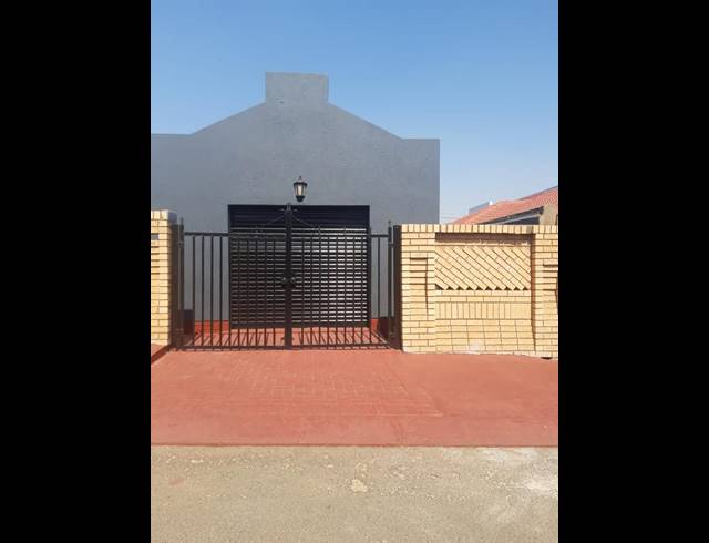 3 BEDROOM HOUSE FOR SALE IN PROTEA NORTH